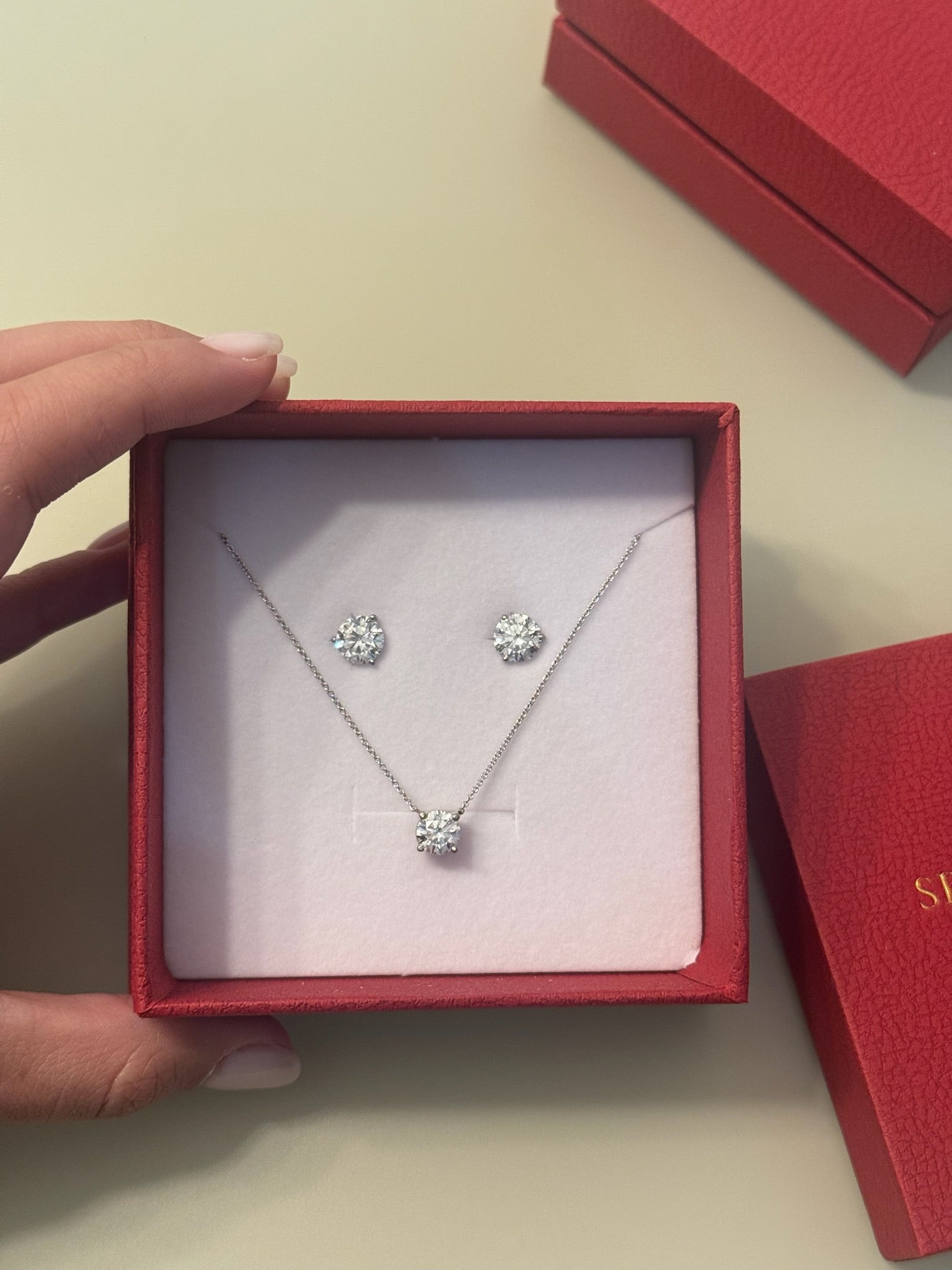 Round floating diamond